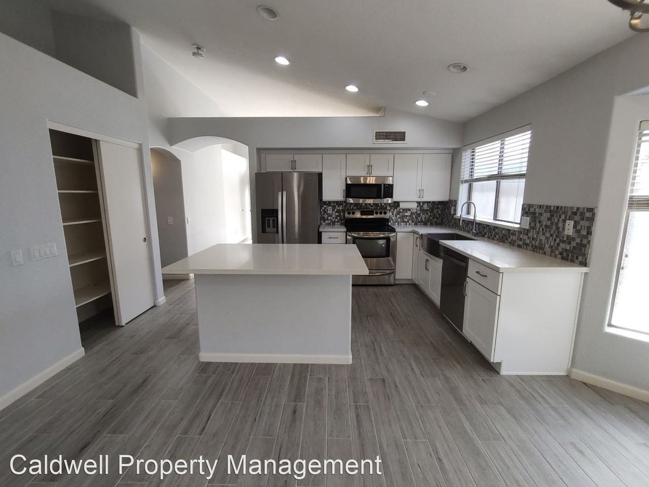1472 W Blue Ridge Way - Photo 3 of 13