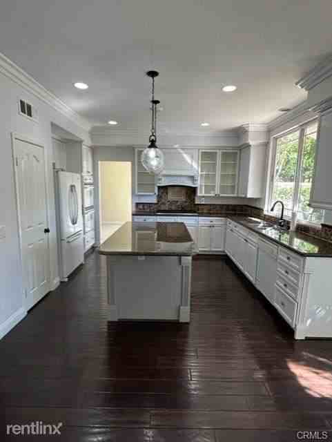 22791 Foxridge - Photo 3 of 10
