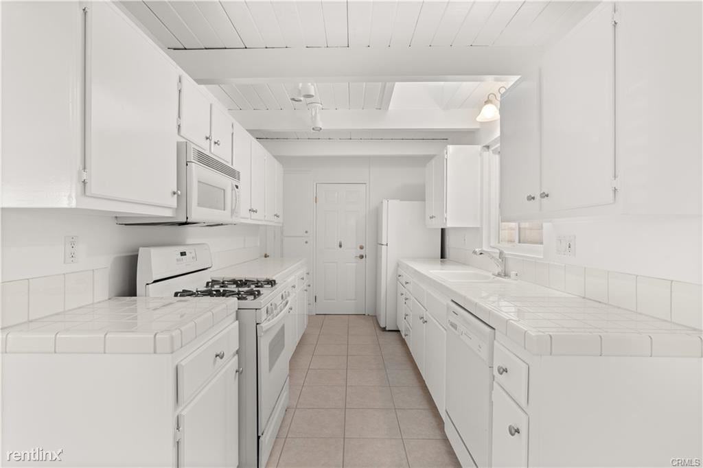 318 Walnut St - Photo 3 of 10