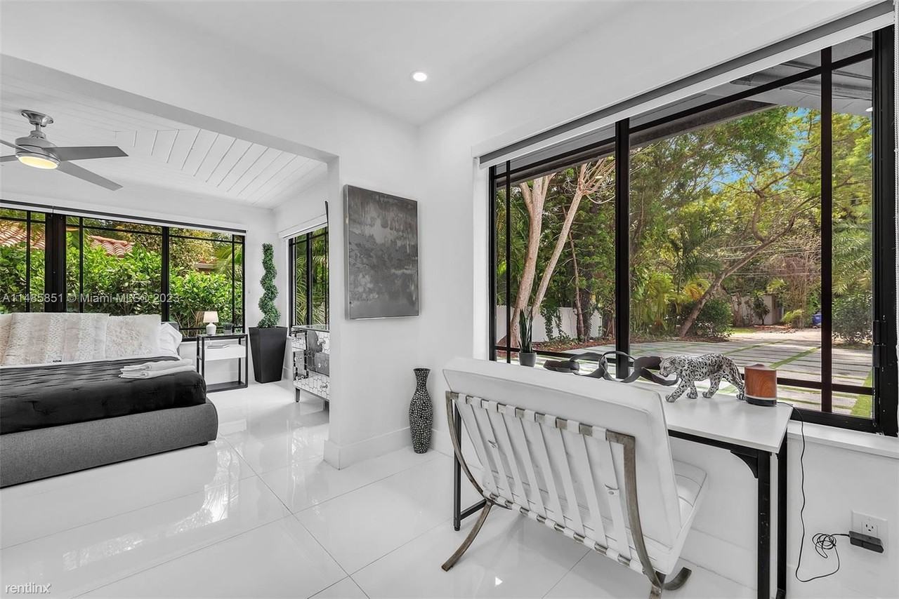 941 Ne 83rd St - Photo 2 of 31