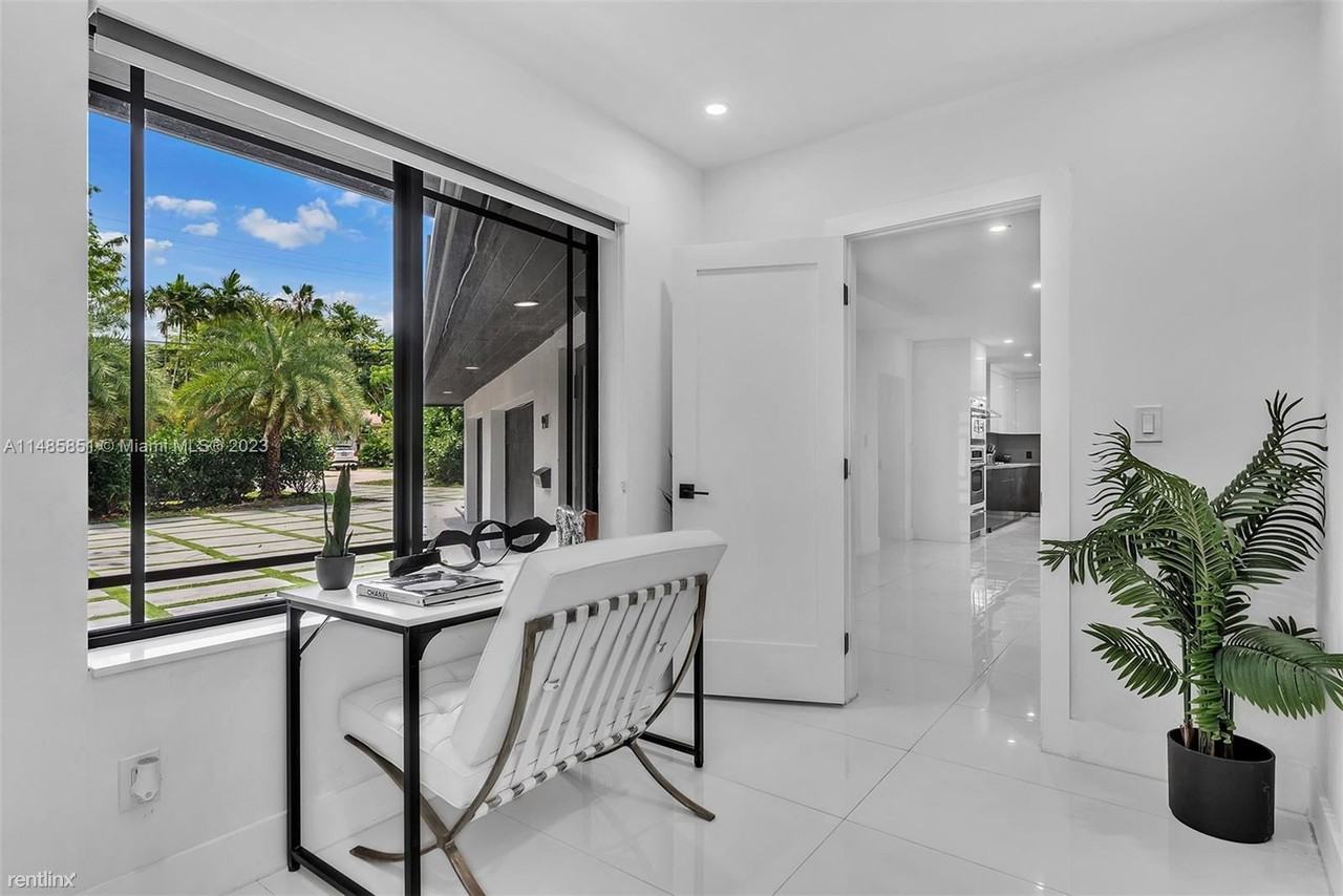 941 Ne 83rd St - Photo 3 of 31