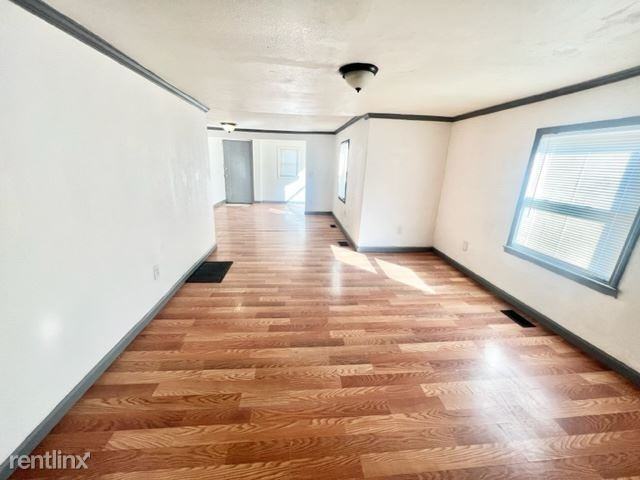10501 E 10th St S - Photo 2 of 11