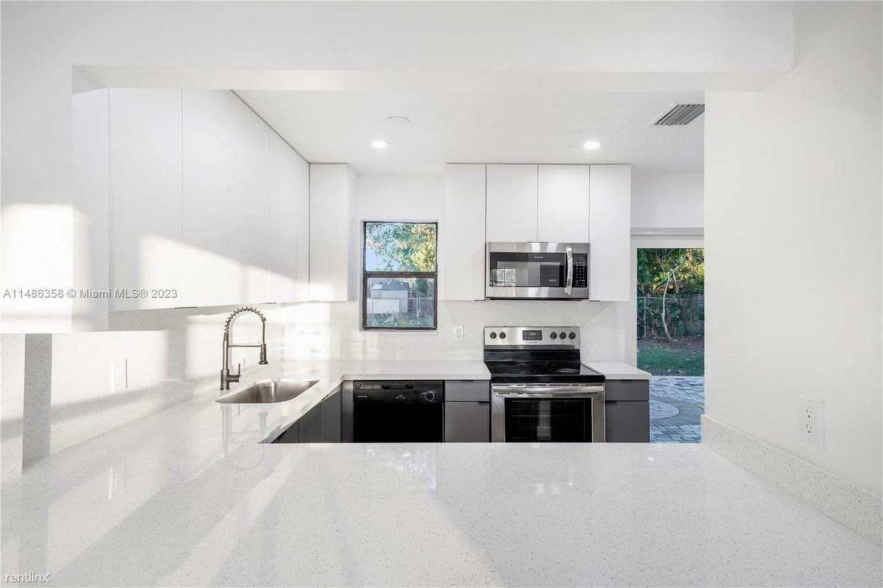 368 Sw 64th Ter - Photo 2 of 21