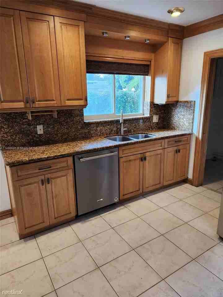 2241 Jackson St Frnt - Photo 3 of 21