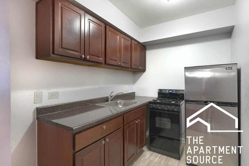 1040 W Hollywood Ave #201 - Photo 2 of 13