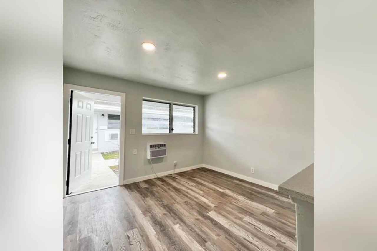 715 Sw 5th St - Photo 2 of 18