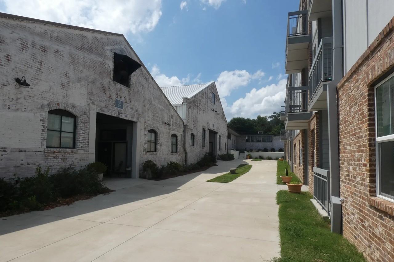 2083 Heckle St - Photo 2 of 5