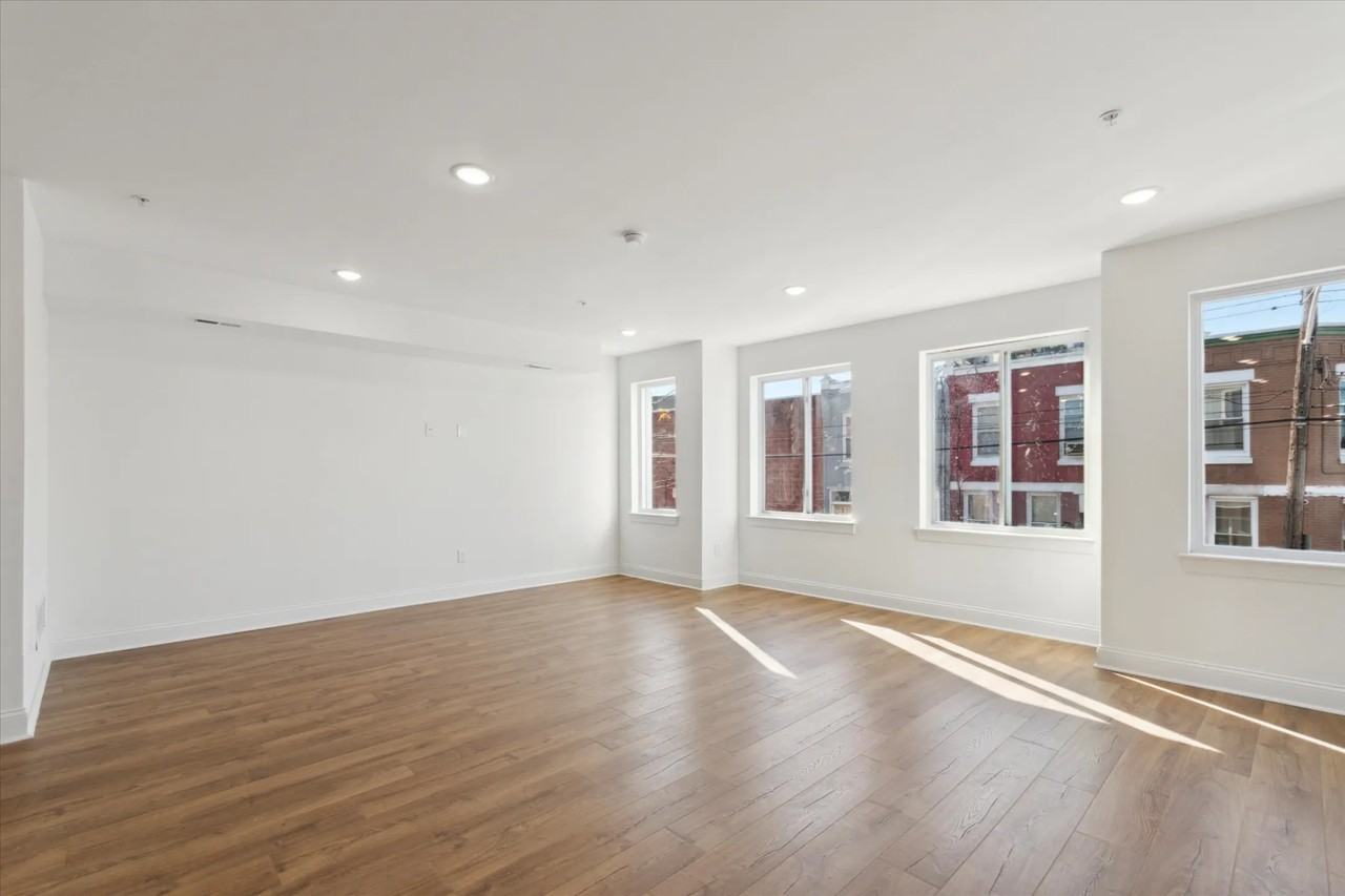 673 N Preston St - Photo 3 of 10