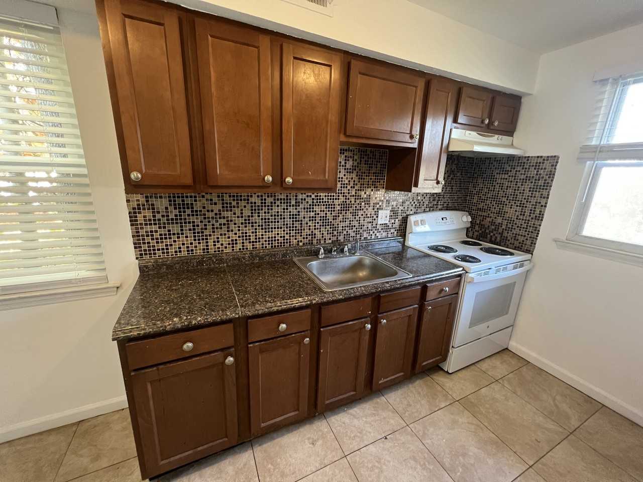 220 Westbury Ct - Photo 5 of 34