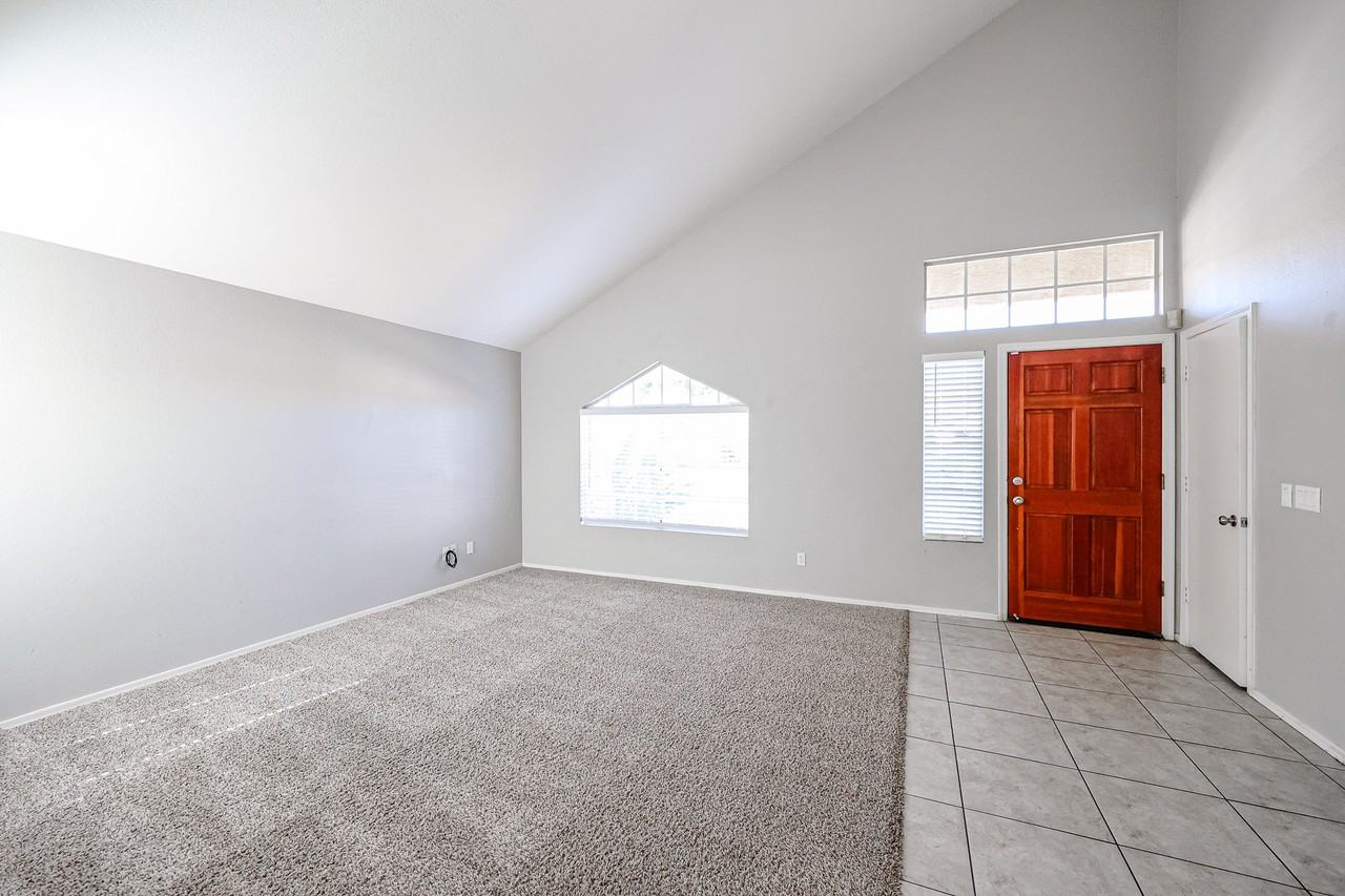 2361 W Myrtle Dr - Photo 5 of 33