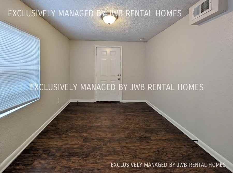 1049 Lake Forest Blvd - Photo 2 of 7