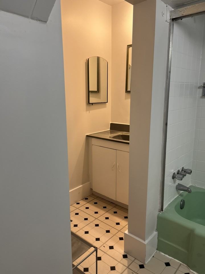 318 Indian Rd - Photo 3 of 9