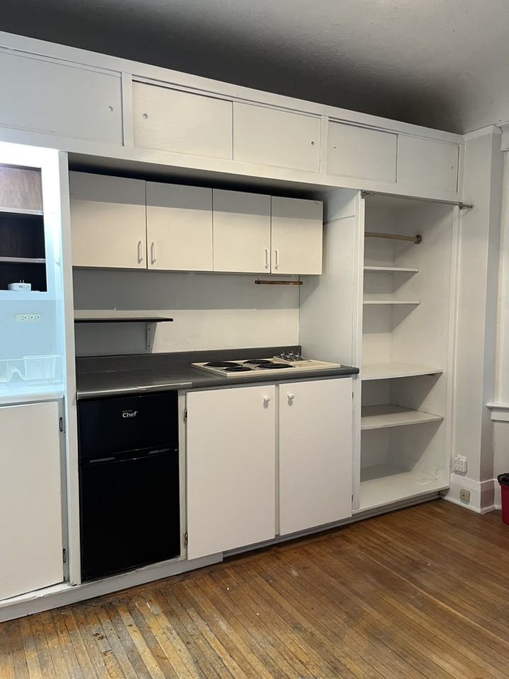 318 Indian Rd - Photo 4 of 9