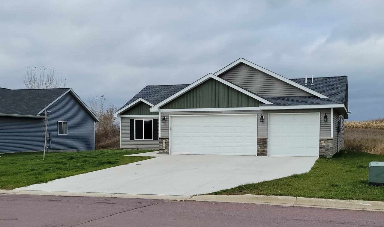 576 Oakwood Dr #NA - Photo 2 of 18