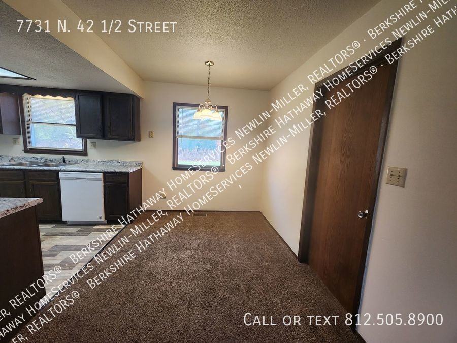 7731 N 42nd 1/2 St - Photo 2 of 8