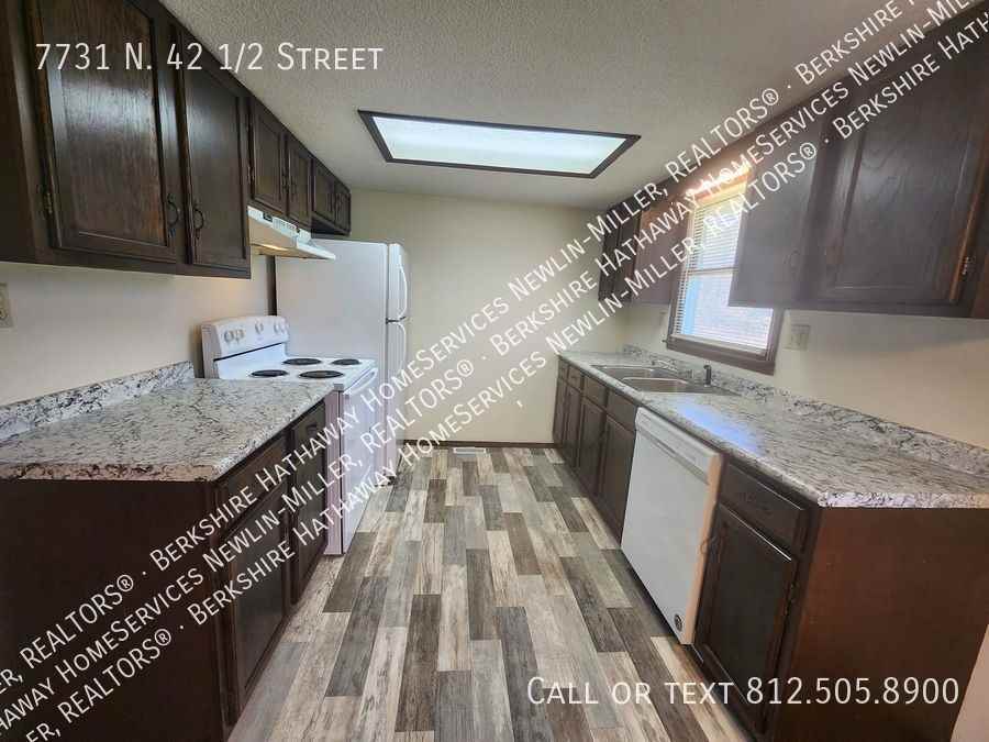 7731 N 42nd 1/2 St - Photo 3 of 8