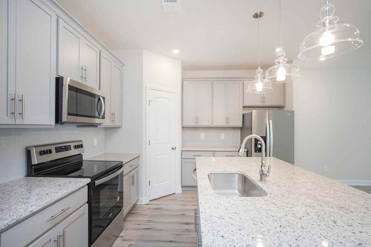 528 Medwyk Dr - Photo 7 of 40