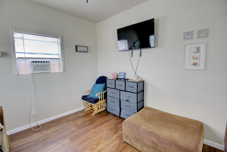 3917 Winnie St - Photo 3 of 15