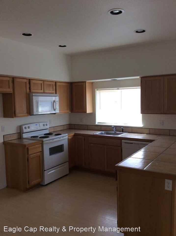 2202 Jakob St - Photo 3 of 33