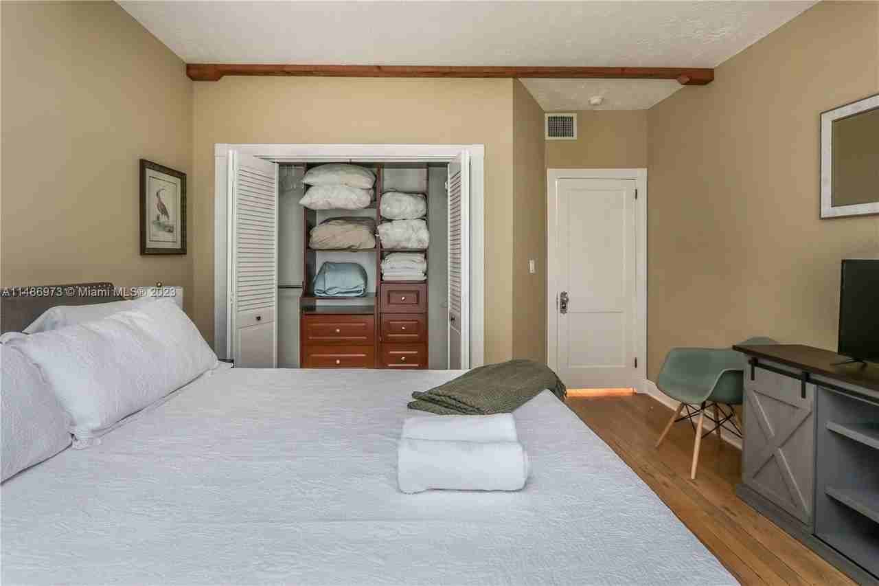 11728 Ne 6th Ave #1 - Photo 3 of 8