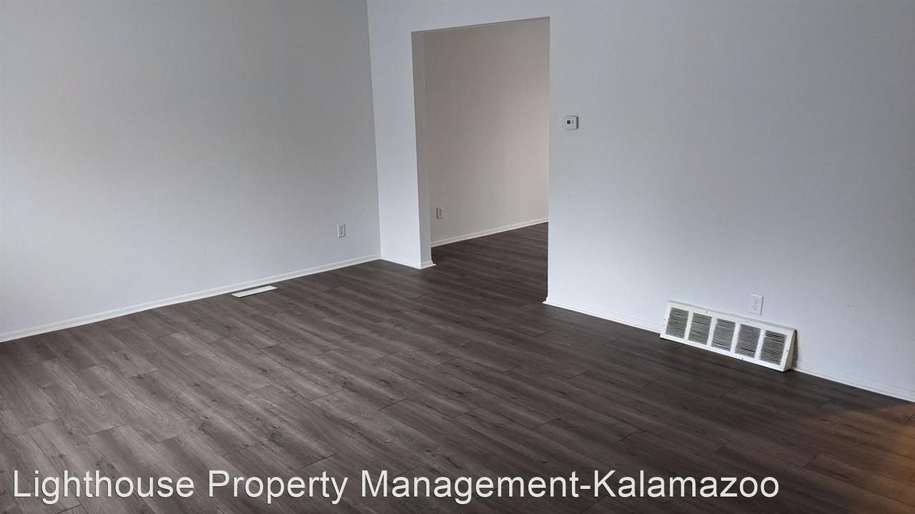 2717/2719 Courtlandt - Photo 2 of 12