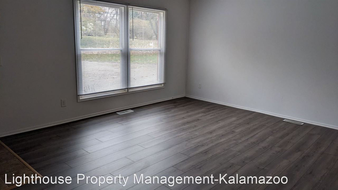 2717/2719 Courtlandt - Photo 3 of 12