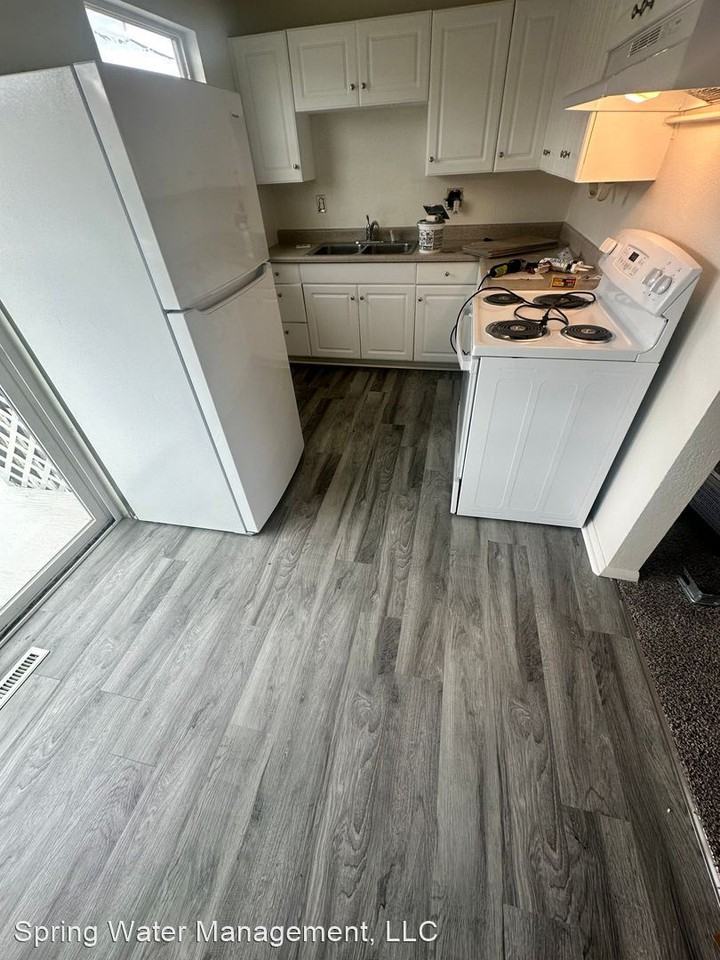 1072 Cambridge Ave - Photo 2 of 18