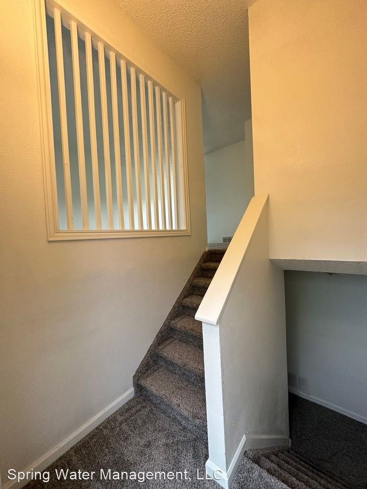 1072 Cambridge Ave - Photo 3 of 18