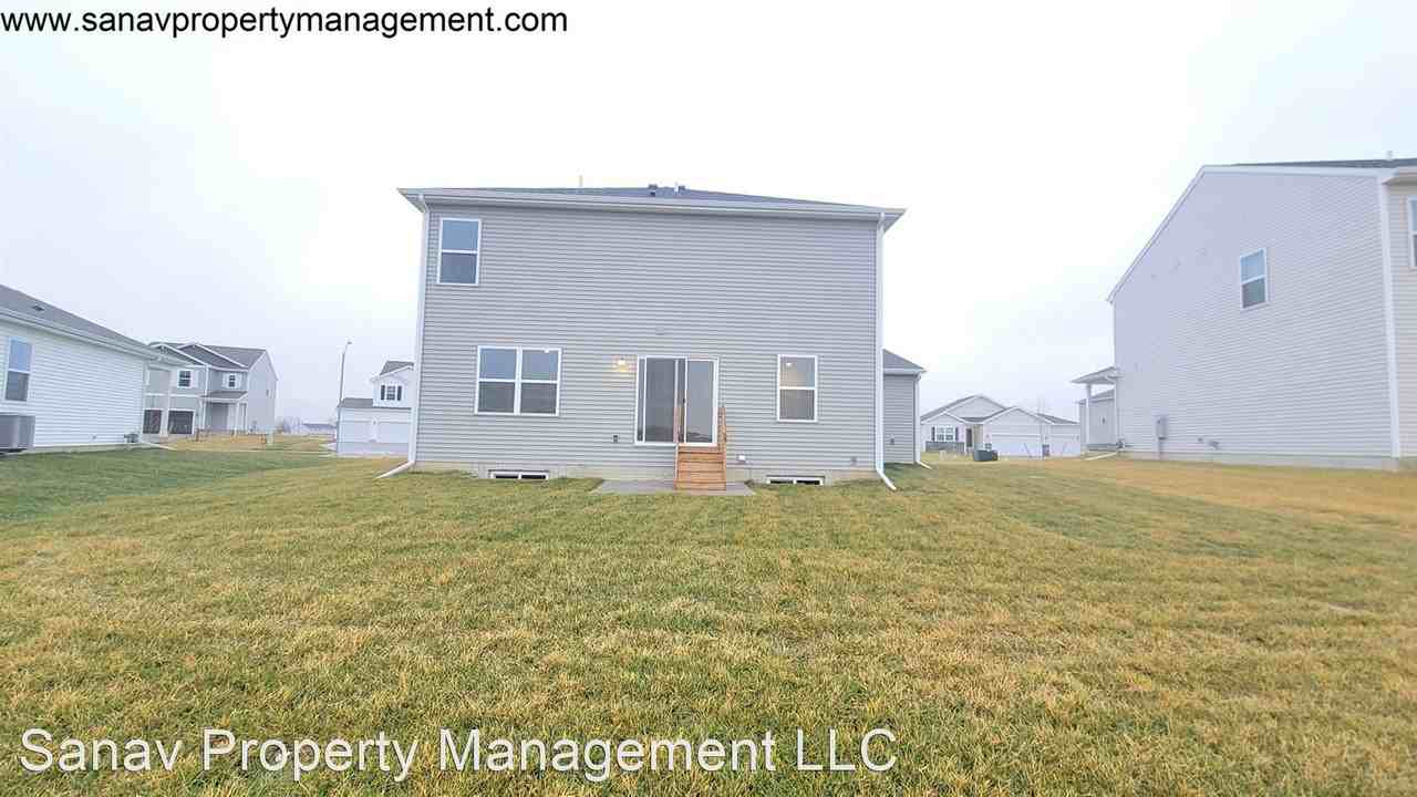 1104 Cove St Se - Photo 2 of 10