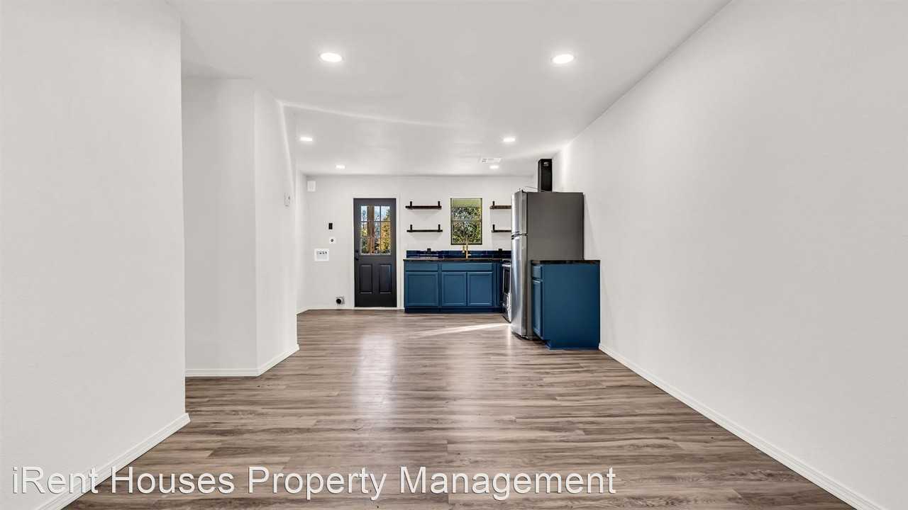 925 C Three Bedroom Duplex - Photo 3 of 13