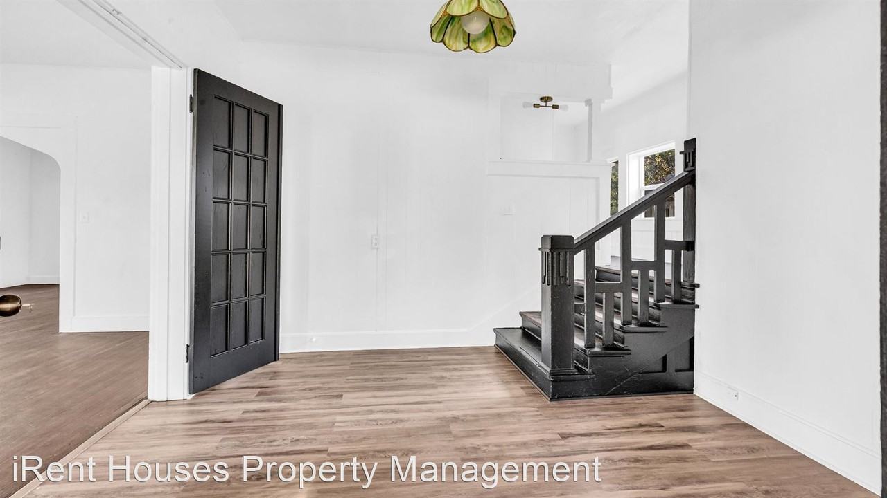 1206 Bixby St - Photo 3 of 12