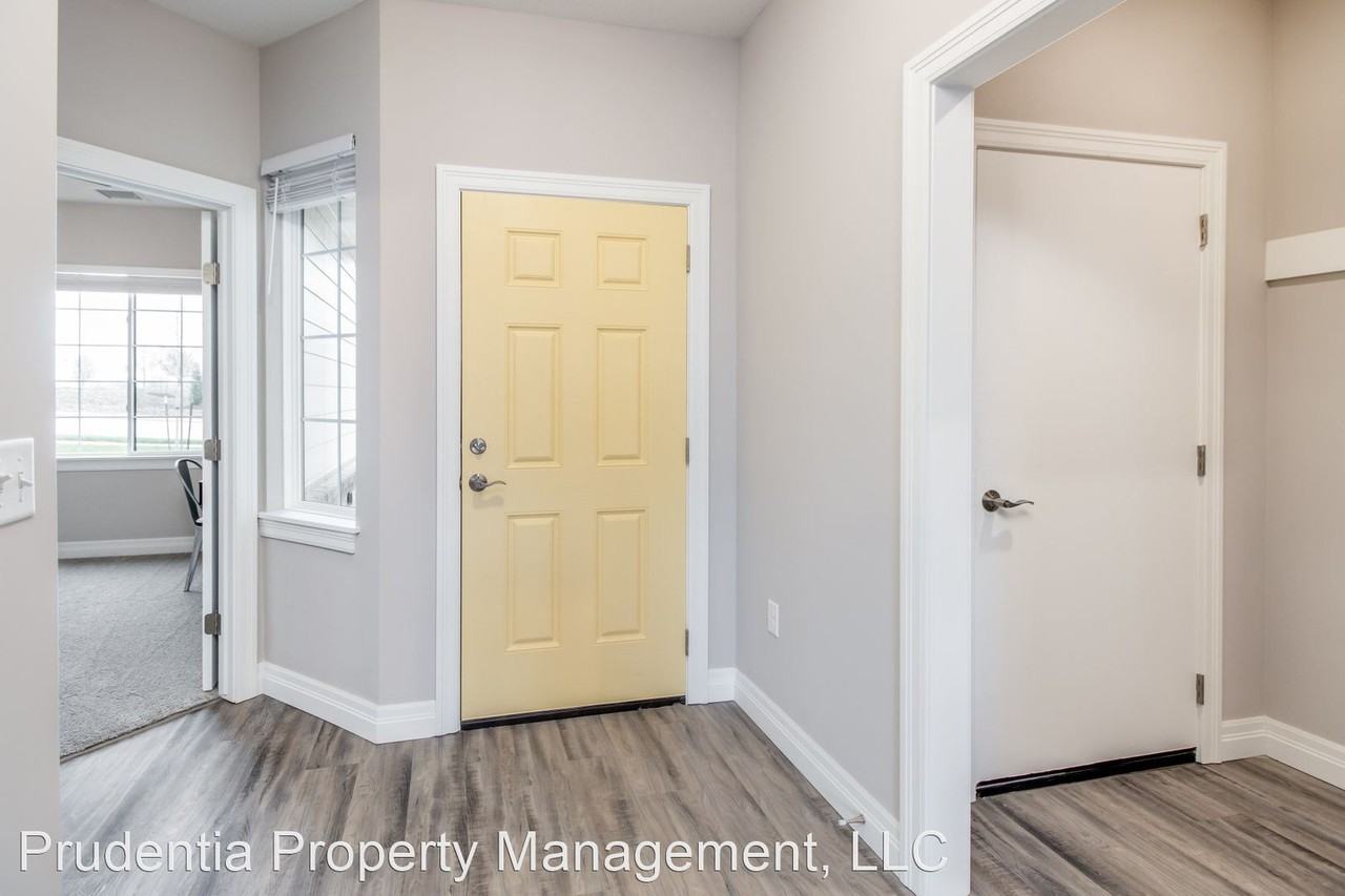 5184 N Jasmine St - Photo 2 of 15