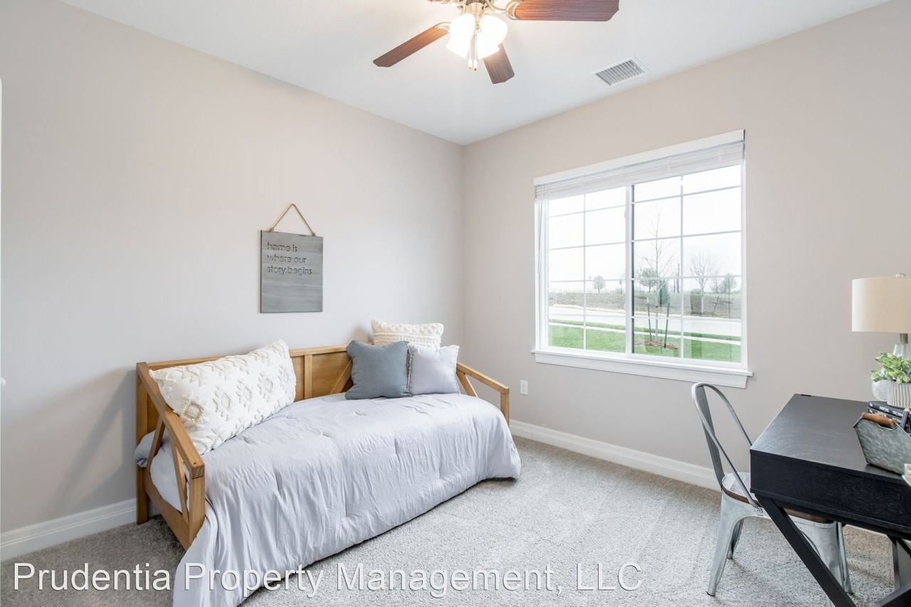 5184 N Jasmine St - Photo 3 of 15