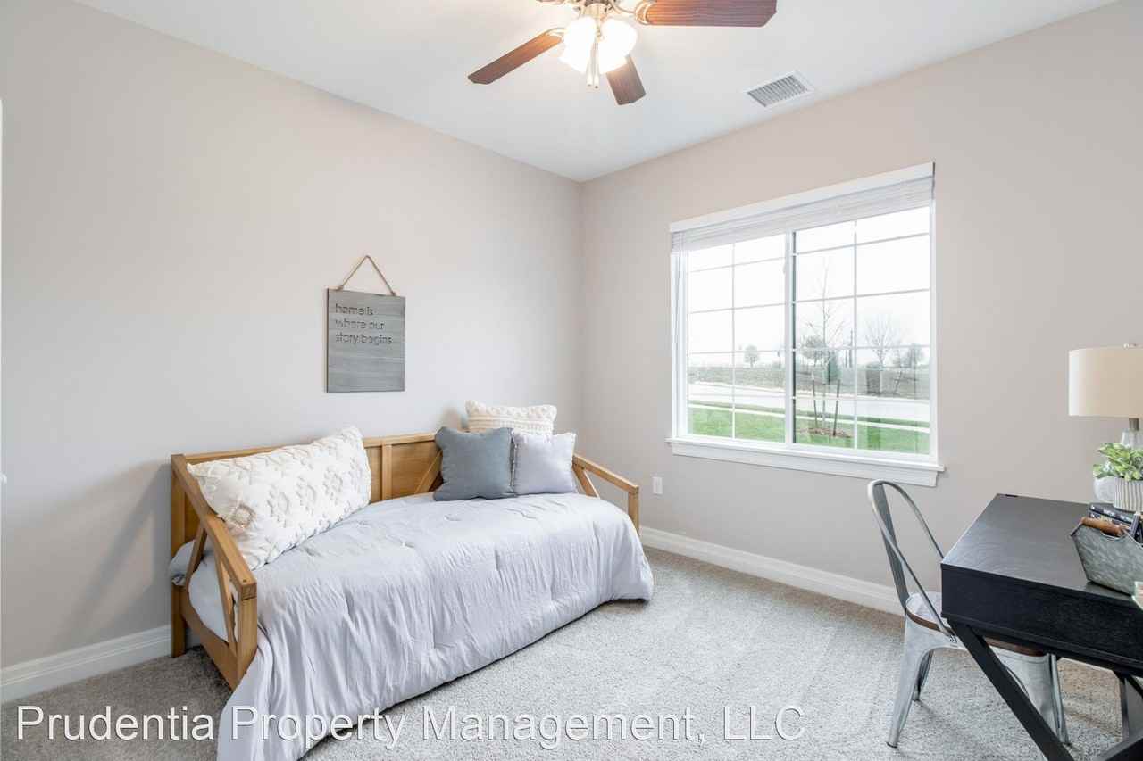 5188 N Jasmine St - Photo 3 of 14