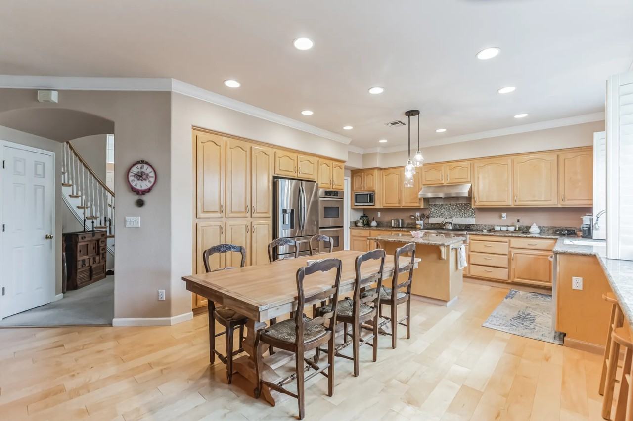 3404 Smokey Mountain Cir - Photo 2 of 32