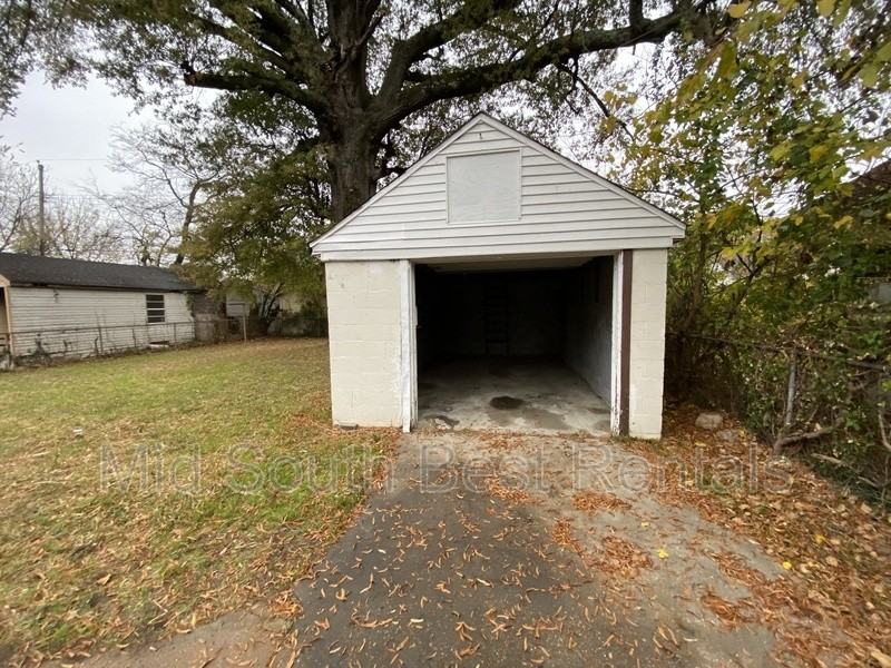 893 N Willett St - Photo 3 of 10