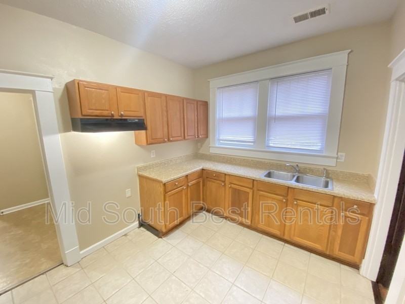 893 N Willett St - Photo 4 of 10