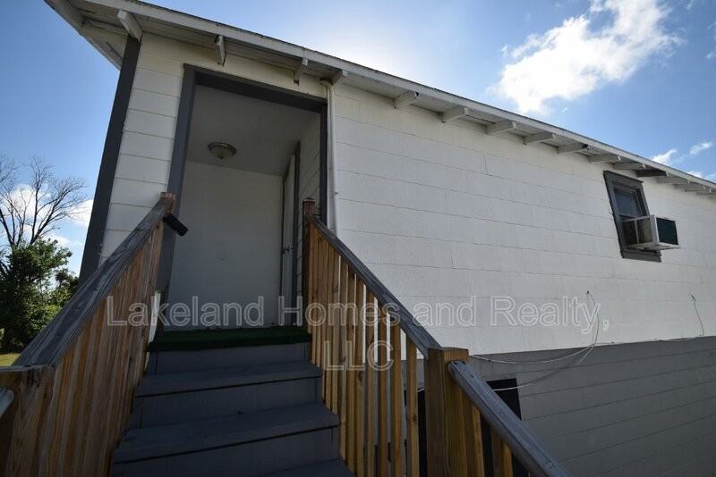 1060 1/2 E Wabash St - Photo 2 of 12