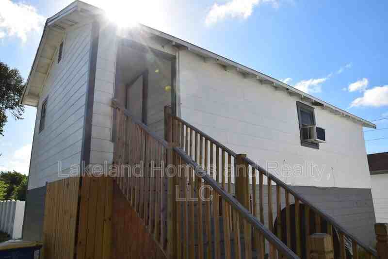 1060 1/2 E Wabash St - Photo 3 of 12