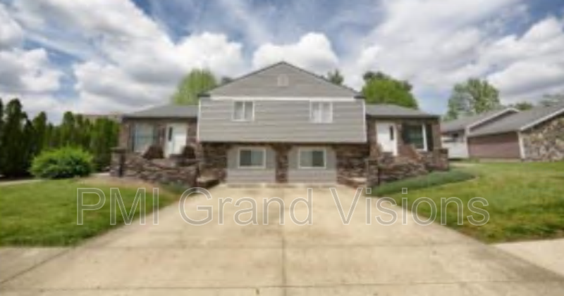 1021 Woodlawn Dr - Photo 2 of 24