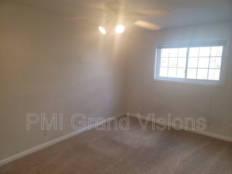 1021 Woodlawn Dr - Photo 3 of 24