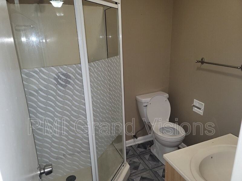 404 E Jefferson St - Photo 2 of 16