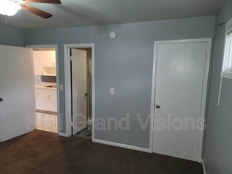 404 E Jefferson St - Photo 3 of 16