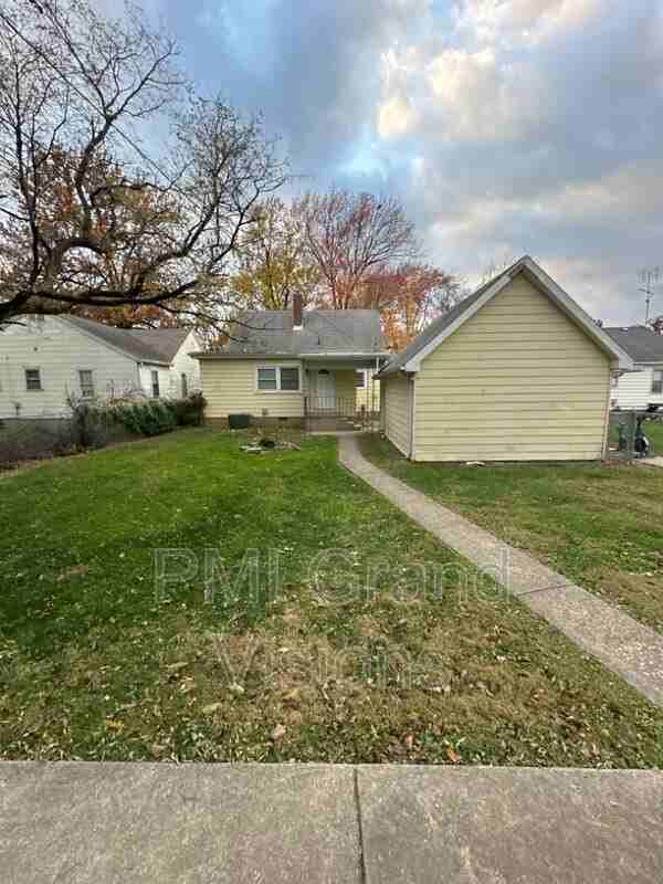 1709 11th St - Photo 2 of 4