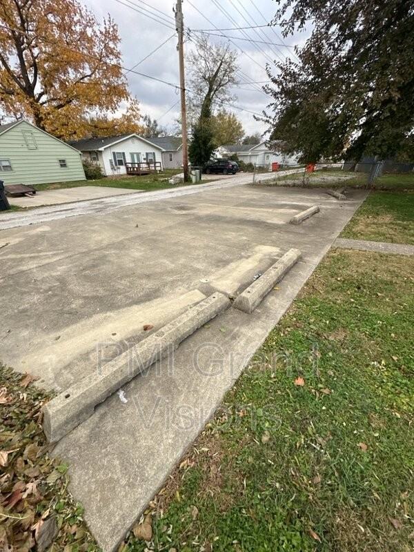 1709 11th St - Photo 3 of 4