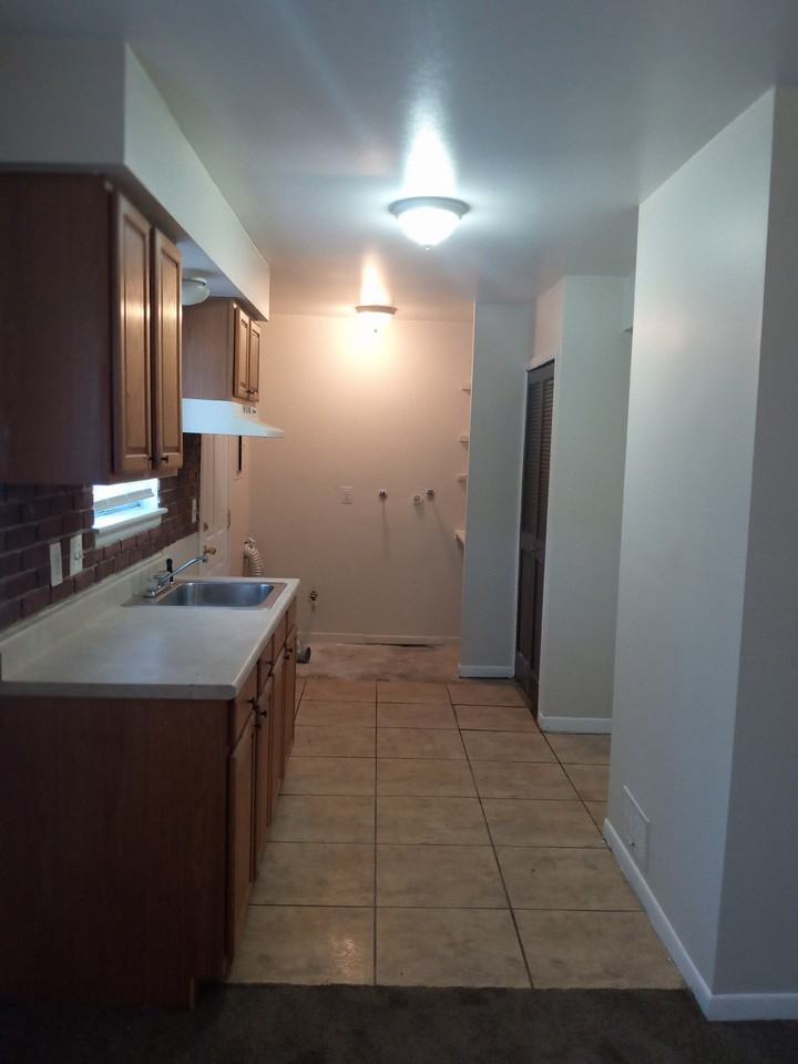 1694042 Lenore Apartments 16940 Lenore, Detroit, MI 48219 Zumper