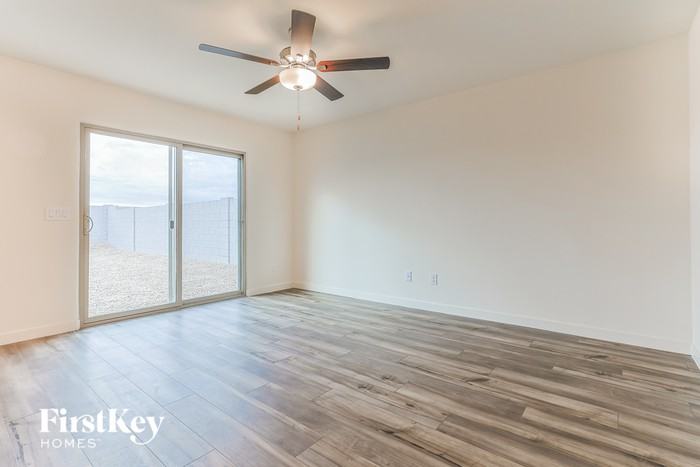 1039 W 20th St - Photo 2 of 16
