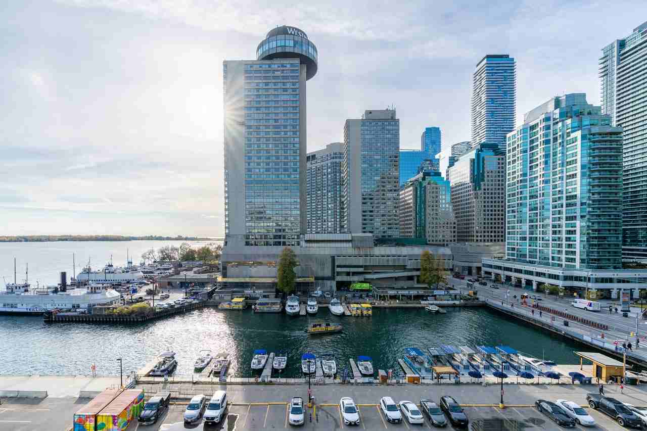 15 Queens Quay E #712