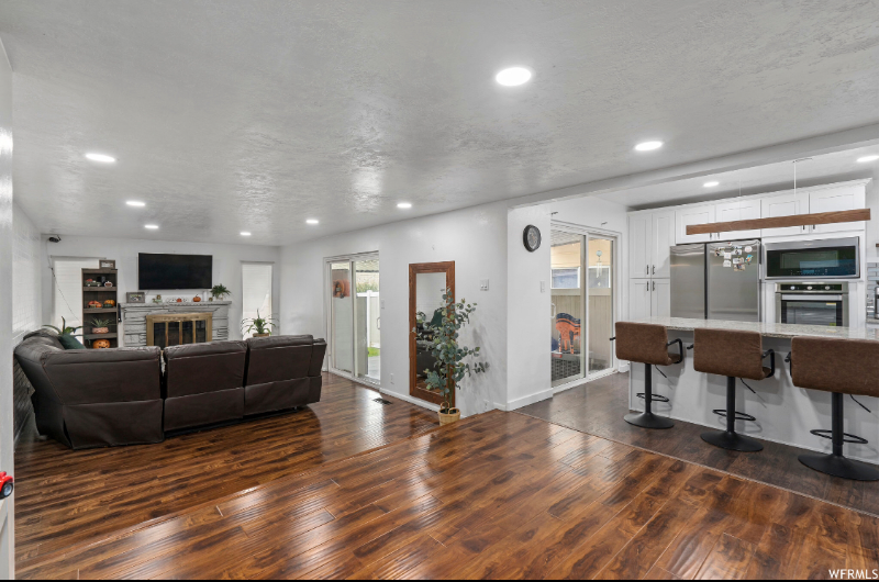 2091 Ne #2091N220E - Photo 2 of 43