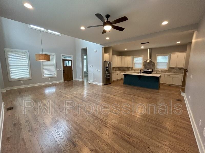 111 Creighton Ave #B - Photo 3 of 23